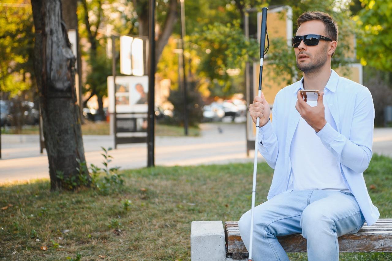 Blinder Mann am Smartphone (Barrierefreie Anwendung)